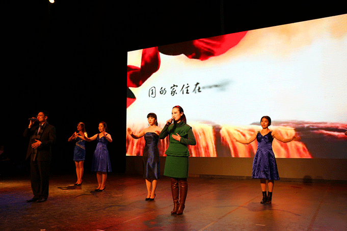 张凡凡与黄主委唱《国家》1