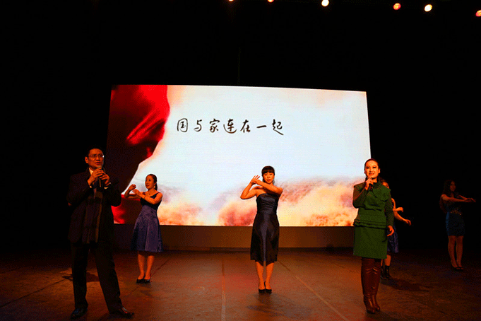 张凡凡与黄主委唱《国家》2